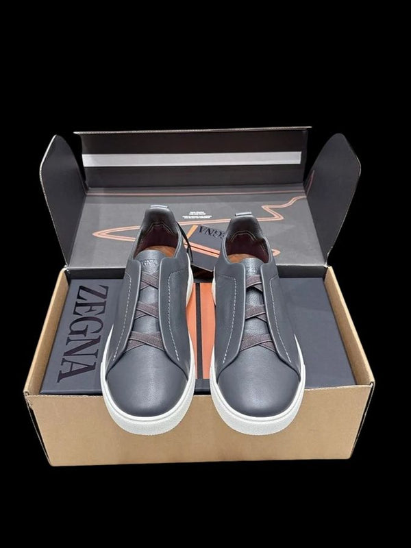 Zegna Triple Stitch Cuero Liso – Gris Oscuro