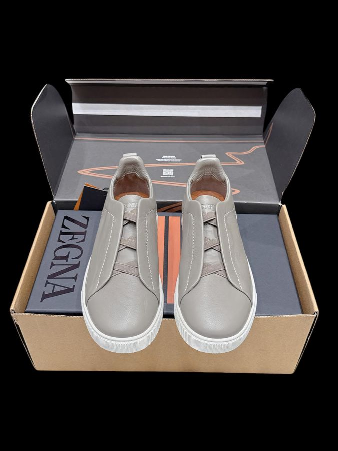 Zegna Triple Stitch Cuero Liso – Gris Claro